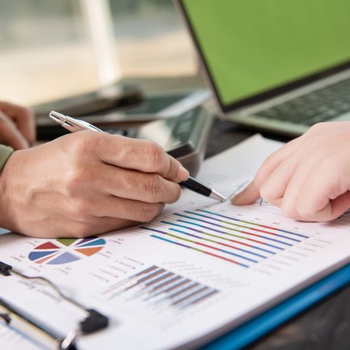 pessoas-de-negocios-reunidas-no-escritorio-escrevendo-memorandos-em-notas-autoadesivas